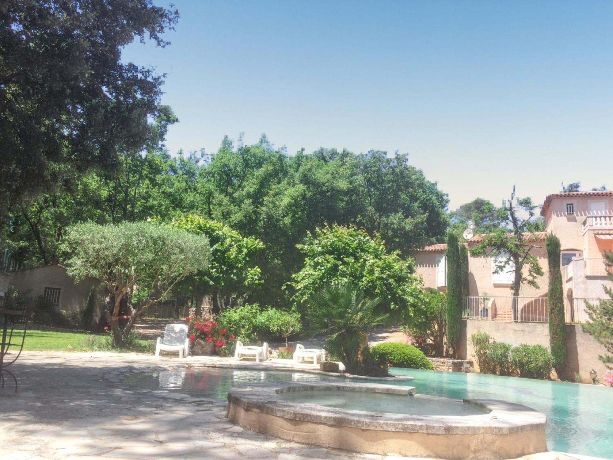 Villa Spacieuse Avec Piscine A Saint Maximin Екстер'єр фото